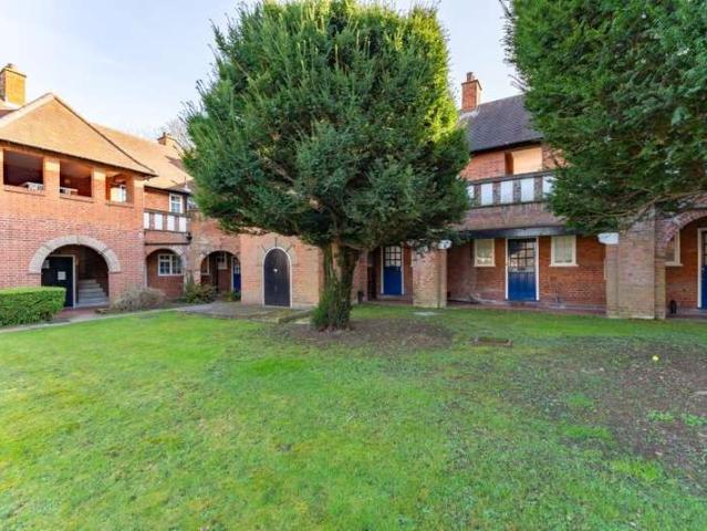Apartment for sale in London Borough of Ealing, Perivale