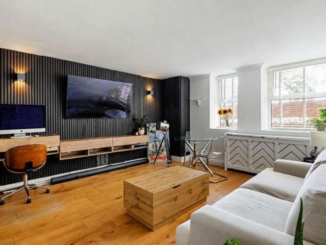 Apartment for sale in London Borough of Lambeth, Greater London
