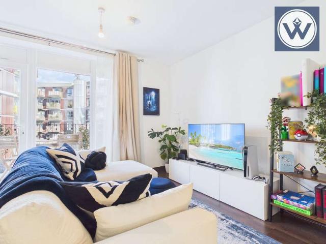 Apartment for sale in Hayes, Greater London