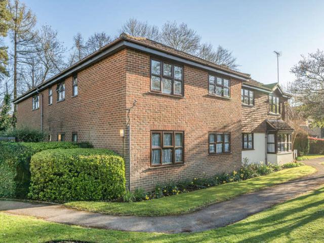 Apartment for sale in Pachesham Park, Surrey