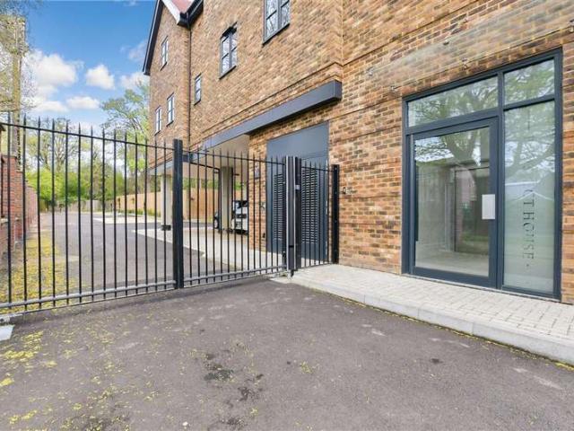Apartment for sale in Red Hill, Surrey