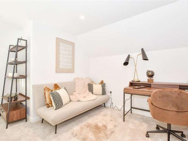 Apartment for sale in Red Hill, Surrey
