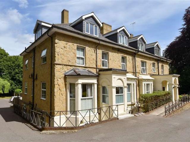 Apartment for sale in Red Hill, Surrey