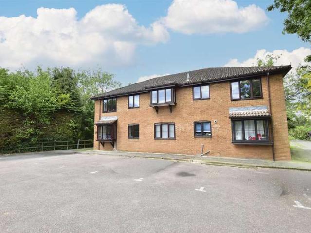 Apartment for sale in Ashlyns Estate, Pouchen End