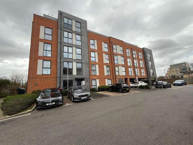 Apartment for sale in London Borough of Hounslow, Greater London