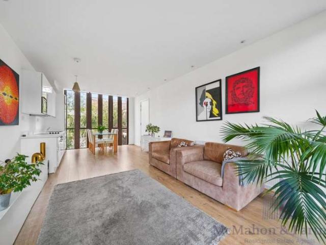 Apartment for sale in South Lambeth, Greater London