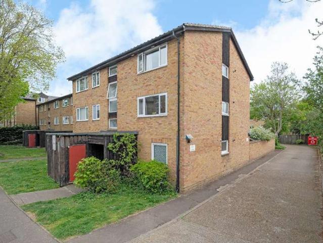 Apartment for sale in St Margarets, Greater London