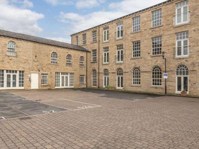 Apartment for sale in Huddersfield, West Yorkshire