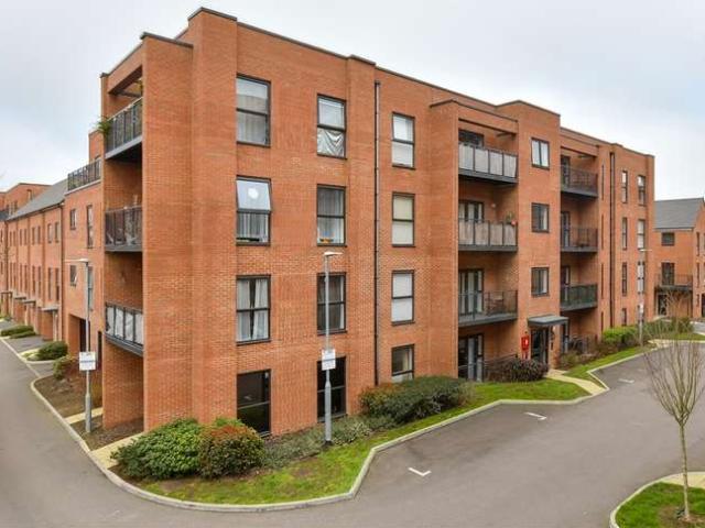 Apartment for sale in Hackbridge, Greater London