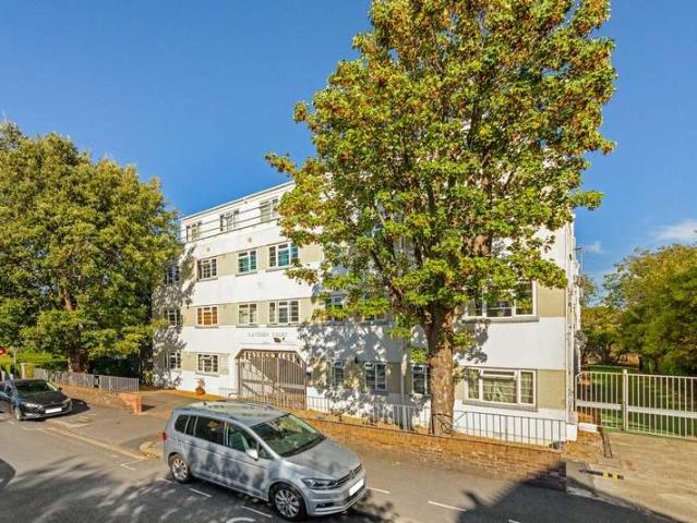 Apartment for sale in West Norwood, Greater London