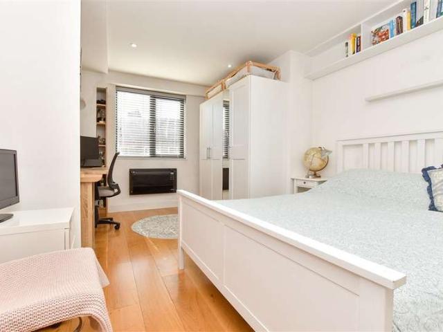 Apartment for sale in Pachesham Park, Surrey