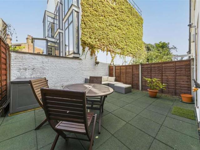 Apartment for sale in Belsize Park, Greater London