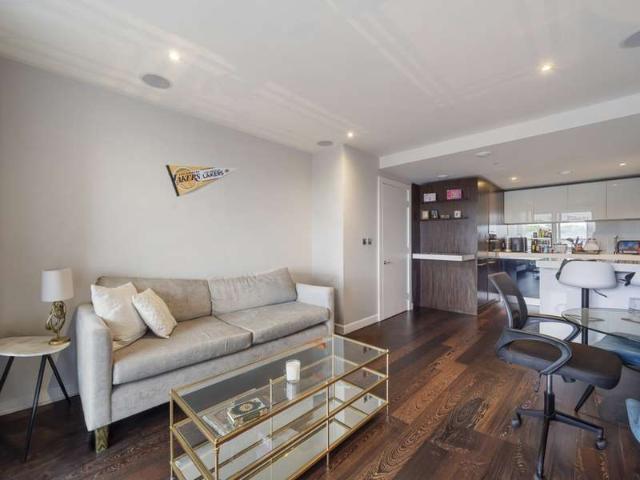 Apartment for sale in Earlsfield, Greater London