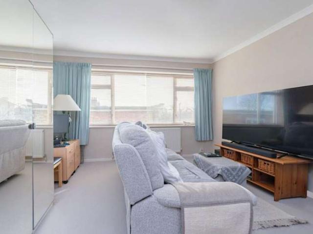 Apartment for sale in Brondesbury, Greater London