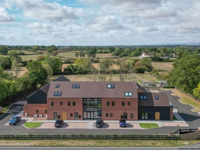 Apartment for sale in Hanbury, Crookhill