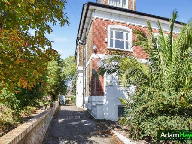 Apartment for sale in North Finchley, Greater London