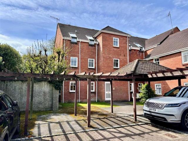 Apartment for sale in Ashlyns Estate, Pouchen End