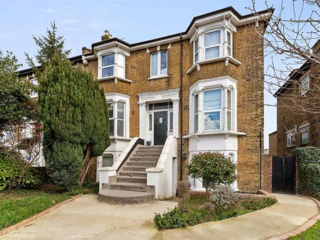 Apartment for sale in Snaresbrook, Greater London