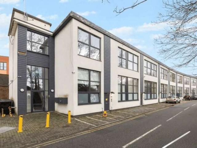 Apartment for sale in Hackbridge, Greater London