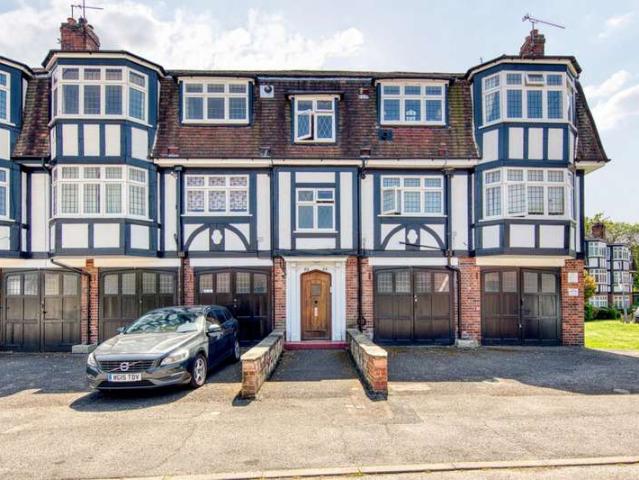 Apartment for sale in Snaresbrook, Greater London