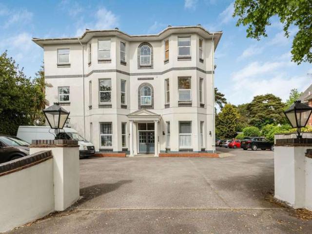 Apartment for sale in Charminster, Bournemouth