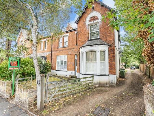 Apartment for sale in Knowle Green, Lower Halliford