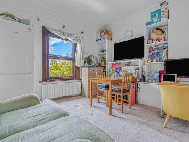 Apartment for sale in Knowle Green, Lower Halliford