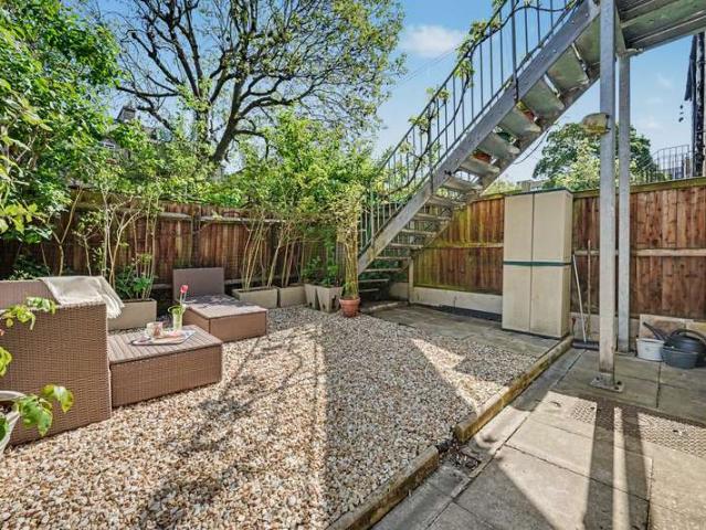 Apartment for sale in Finsbury Park, Greater London