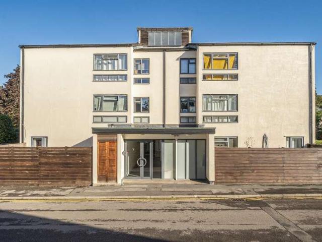 Apartment for sale in Caversham, Reading