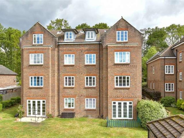 Apartment for sale in Gatton, Reigate and Banstead