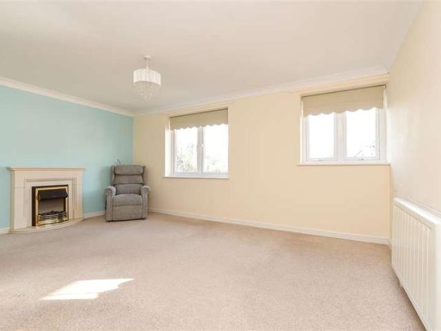 Apartment for sale in Woodhatch, Red Hill