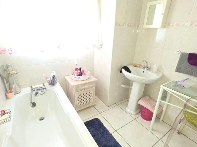 Apartment for sale in Dr Kenneth Kaunda, North West