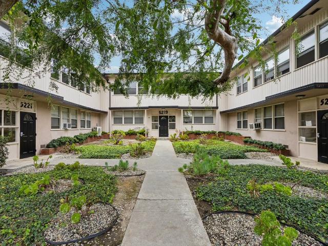 Apartment for rent in Canoga Park, California