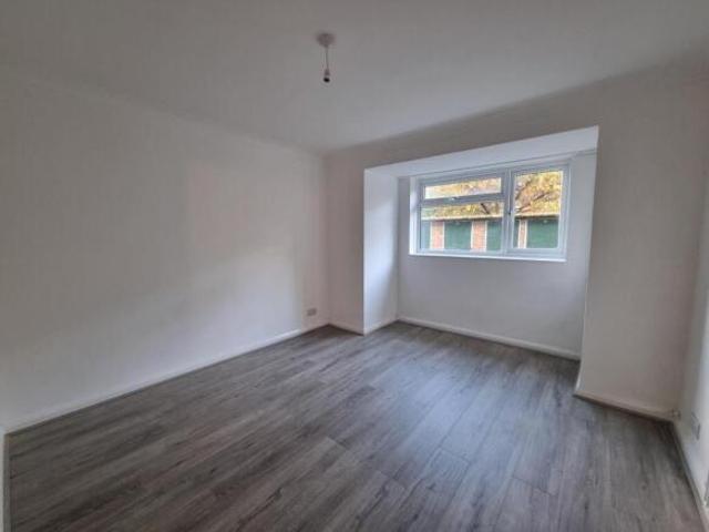 Apartment for rent in Cat Hill, England