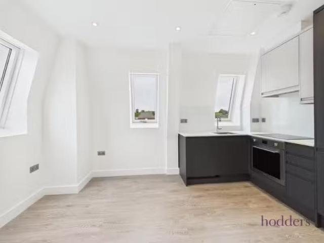 Apartment for rent in Row Town, Surrey