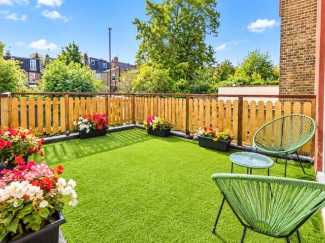 Apartment for rent in Cat Hill, England