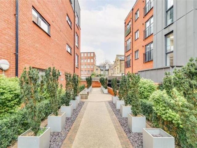 Apartment for rent in Cat Hill, England