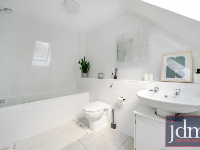 Apartment for rent in Cat Hill, England