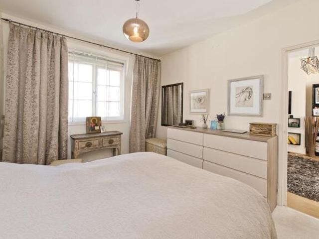 Apartment for rent in Cat Hill, England