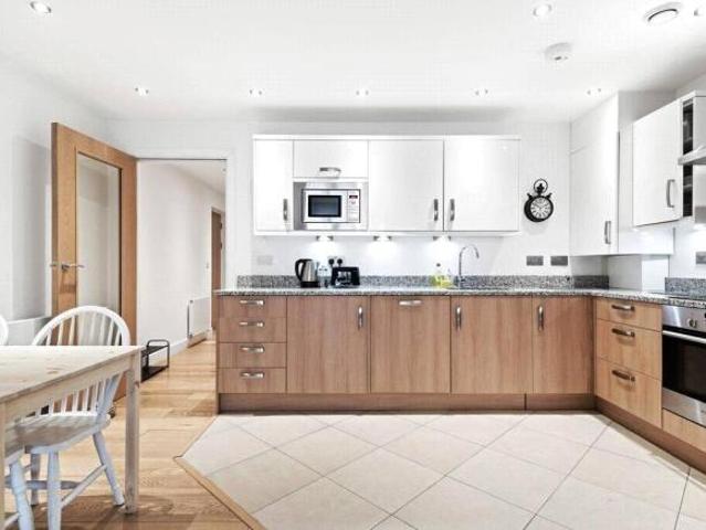 Apartment for rent in Cat Hill, England