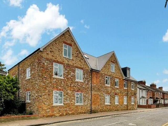 House for rent in Row Town, Surrey