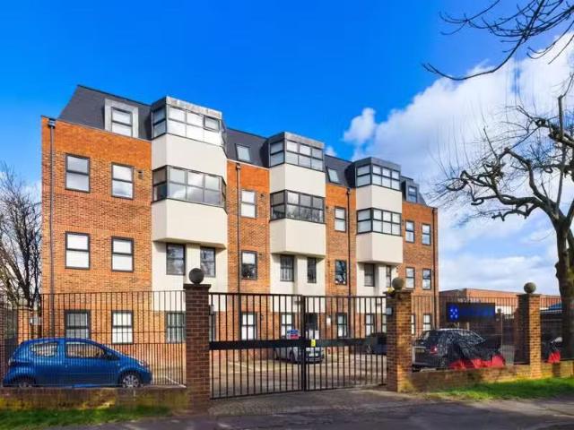Apartment for rent in Row Town, Surrey