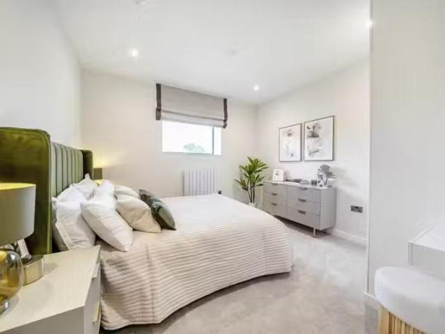 Apartment for rent in Row Town, Surrey