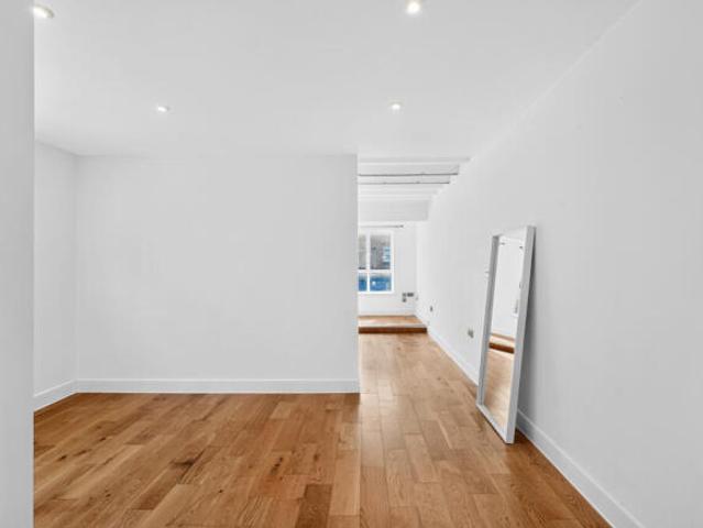 Apartment for rent in Cat Hill, England