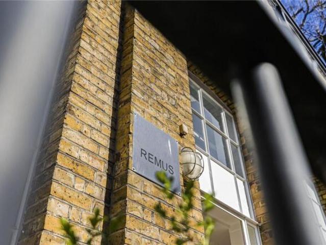 Apartment for rent in Cat Hill, England