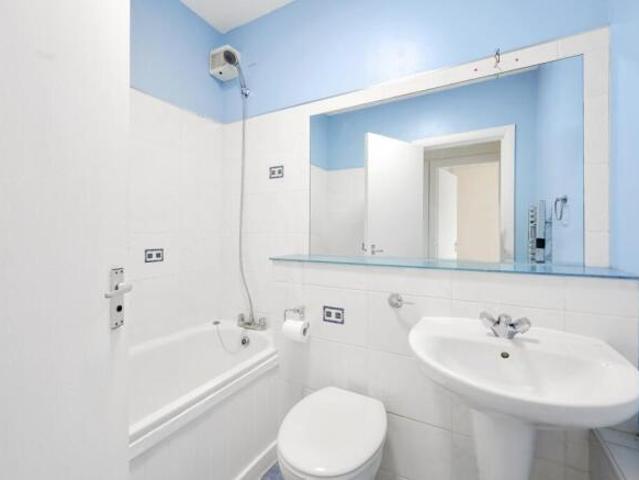 Apartment for rent in Cat Hill, England