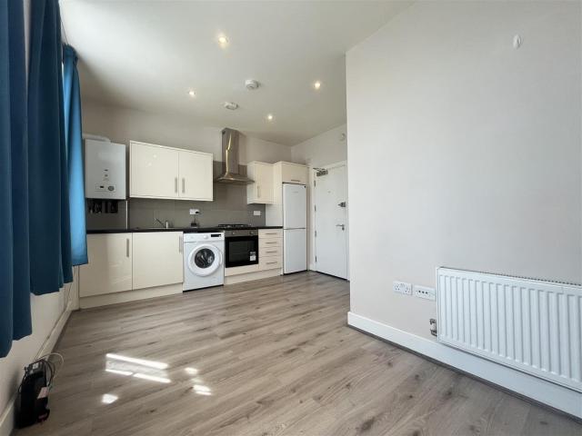 Apartment for rent in London Borough of Merton, Collier's Wood