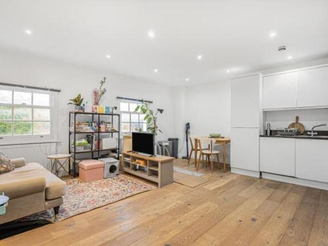 Apartment for rent in Cat Hill, England