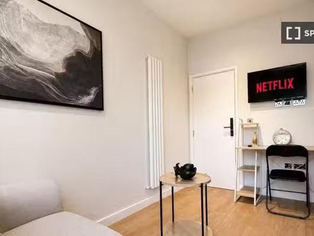 Apartment for rent in Whitton, Greater London
