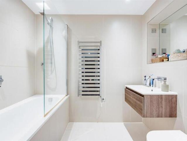 Apartment for rent in Brentford, Greater London